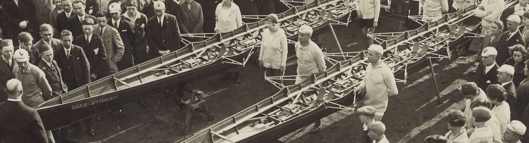 historische Aufnahme, zwei Vierer Skullboote mit Vereinsmitgliedern